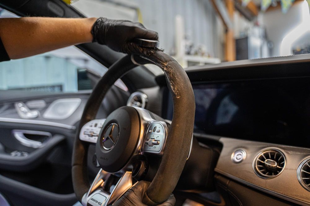 Speckiges/Fleckiges Alcantara richtig reinigen
