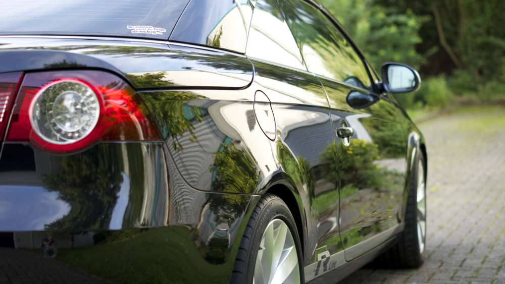 VW EOS in schwarz
