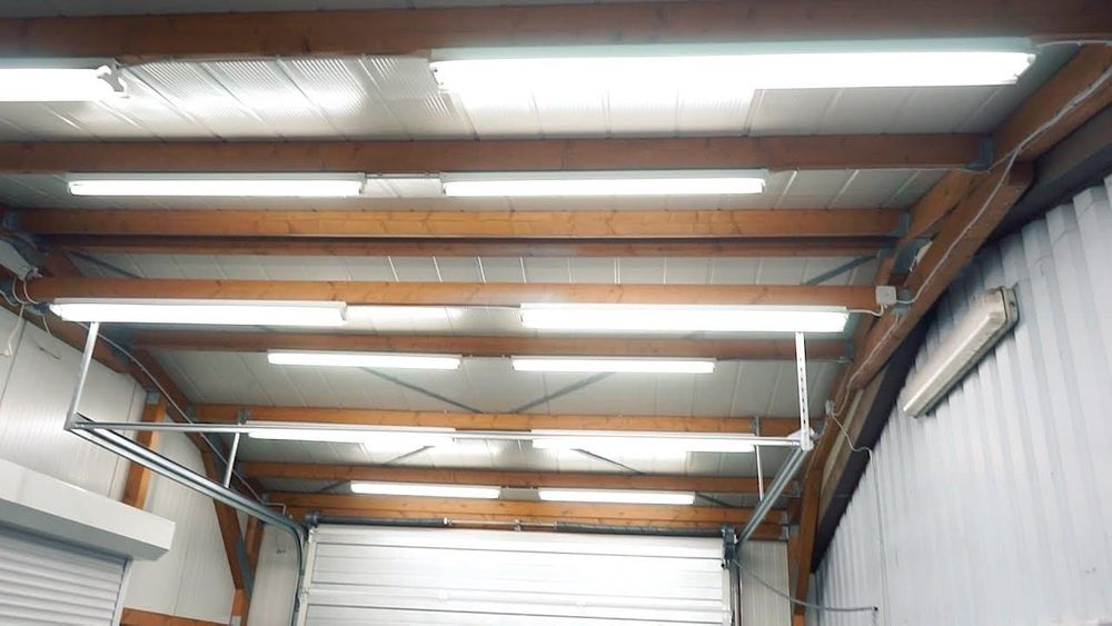 Perfekte Hallenbeleuchtung für die Autopflege