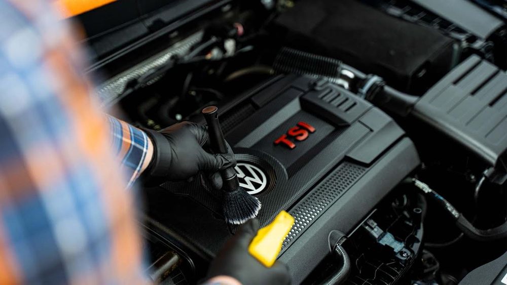 Motorraum reinigen und pflegen